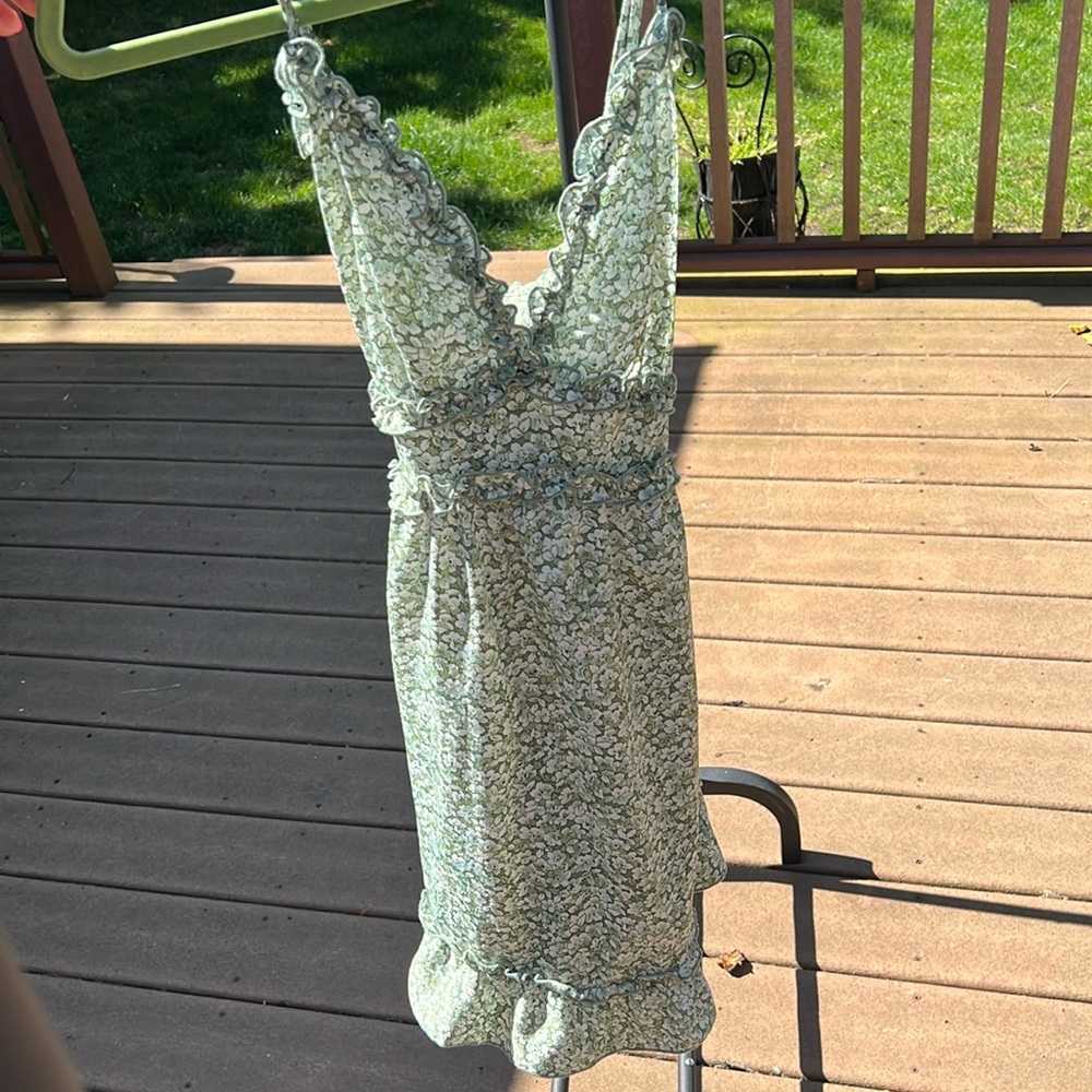Cute summer floral Dress. Great for summer and very flowy. Worn once